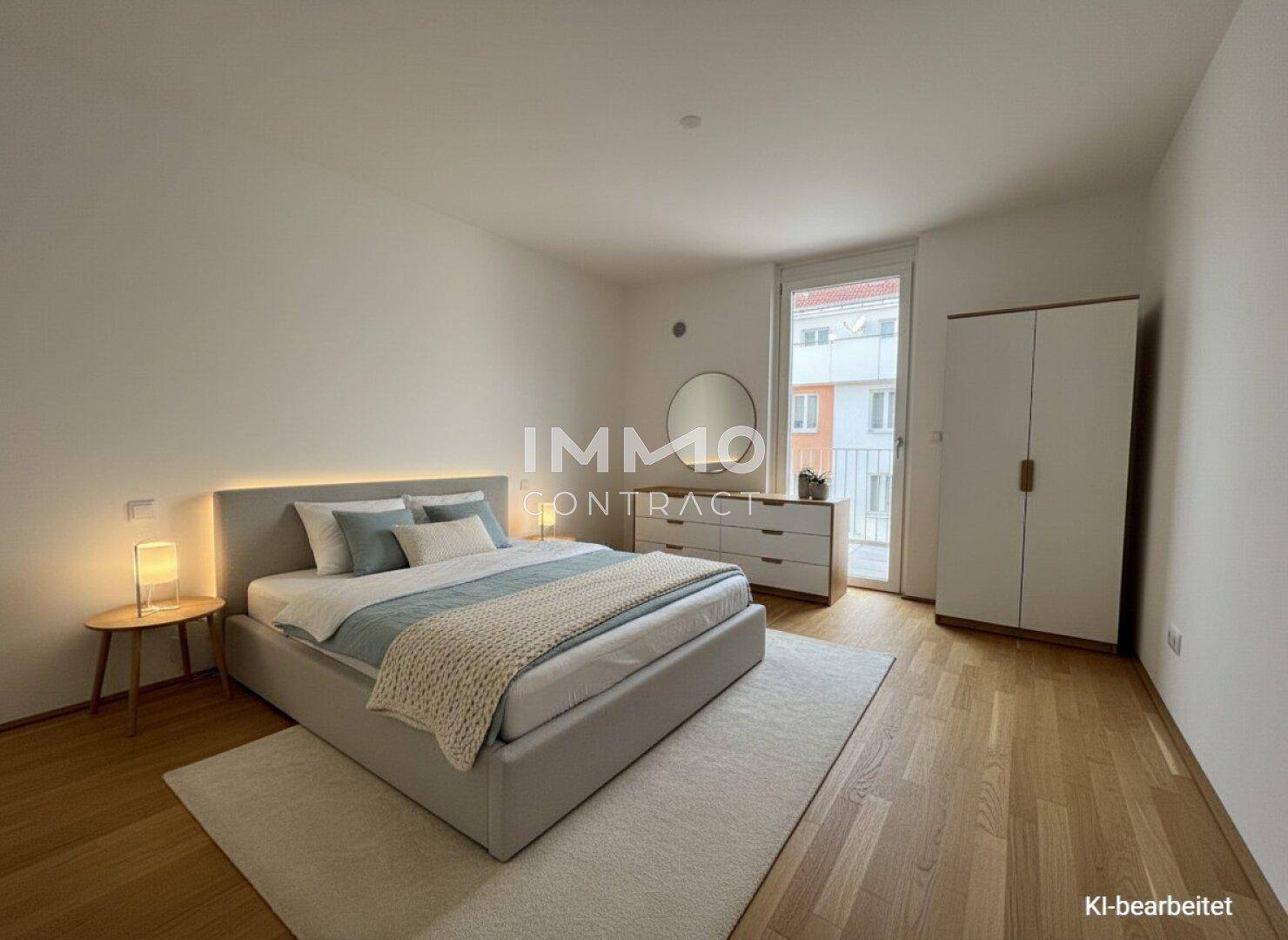 Modern eingerichtetes Schlafzimmer mit Holzboden, großem Bett und Kleiderschrank.