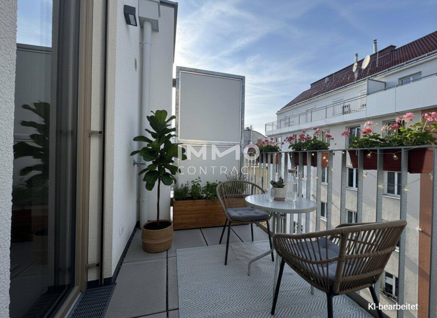 Gemütlicher Balkon mit Sitzgelegenheiten, Pflanzen und Blick auf die umliegenden Gebäude.
