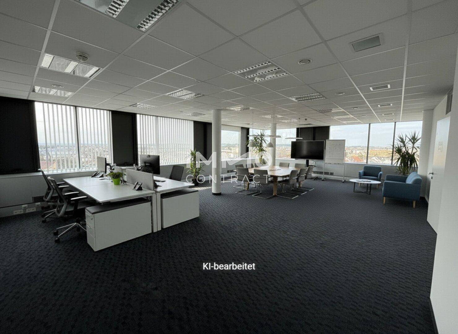 Großes offenes Büro mit Teppichboden, mehreren Arbeitsplätzen, Besprechungsbereich und weitem Stadtblick.