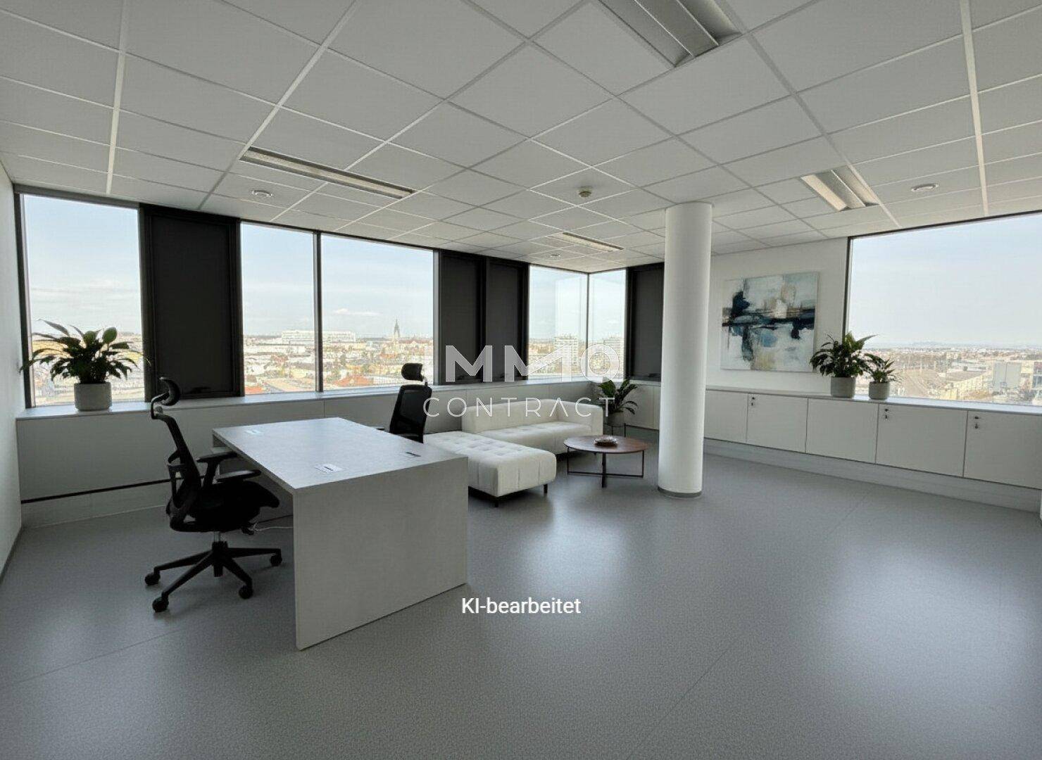 Möblierter Büroraum mit Schreibtisch, Lounge-Bereich und großen Fenstern mit Blick auf die Stadt.