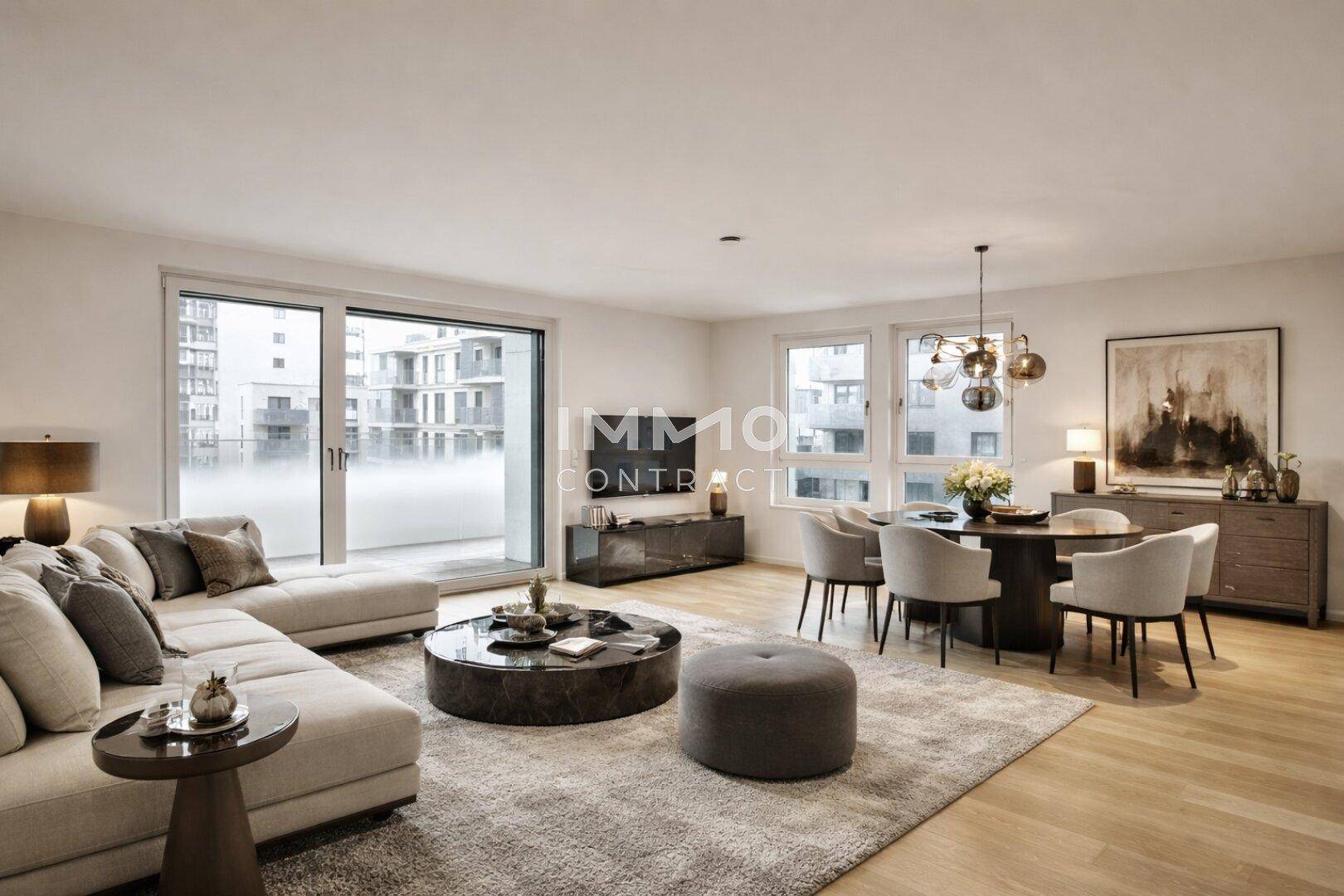 Heller Wohn- und Essbereich mit modernem Design, Parkettboden und Zugang zum Balkon.