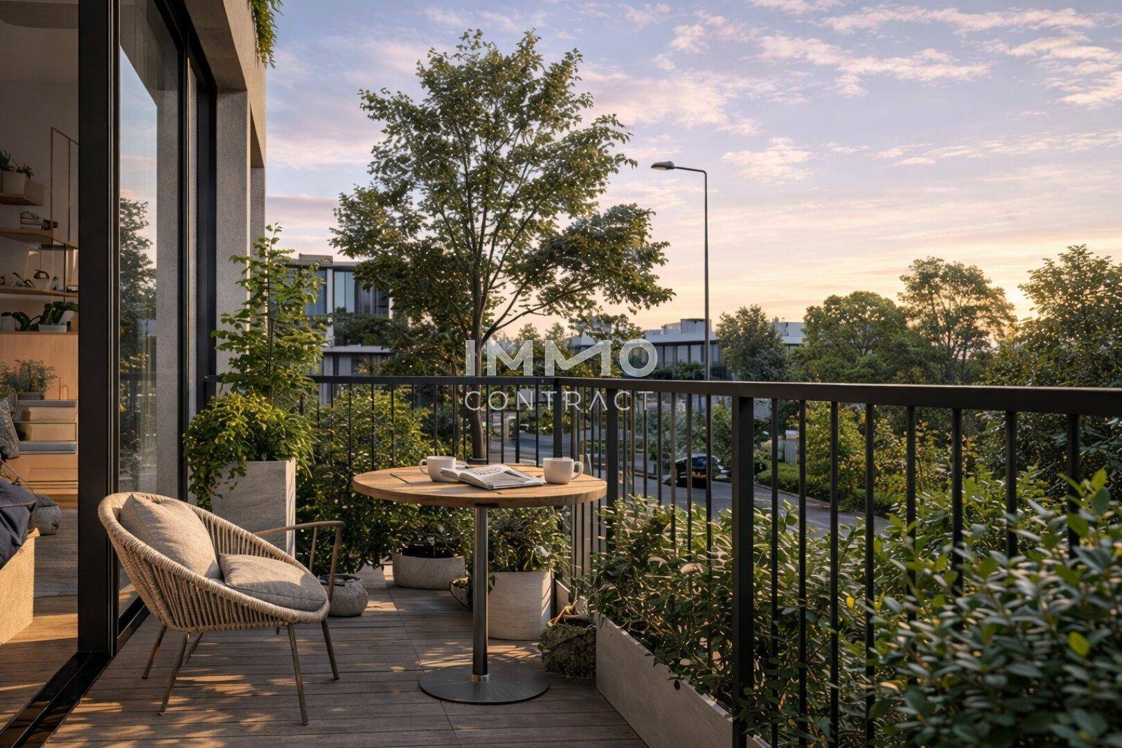 Gemütlicher Balkon mit Sitzgelegenheiten, Pflanzen und weitem Blick ins Grüne bei Sonnenuntergang.