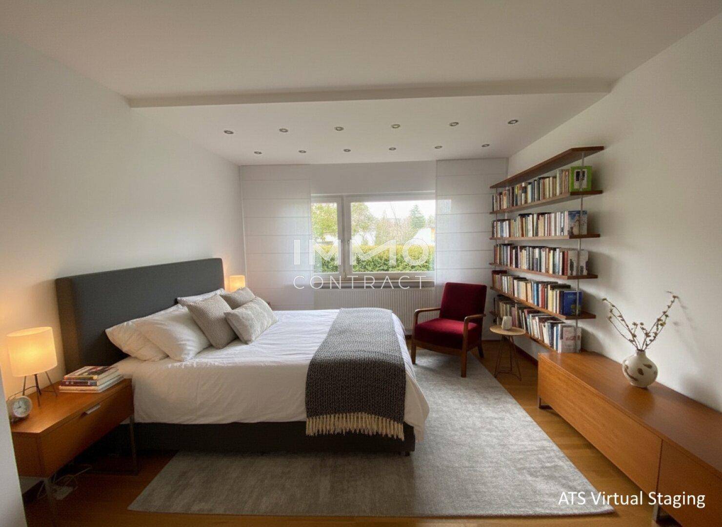Gemütliches Schlafzimmer mit großem Bett, Holzboden und Bücherregal an der Wand.