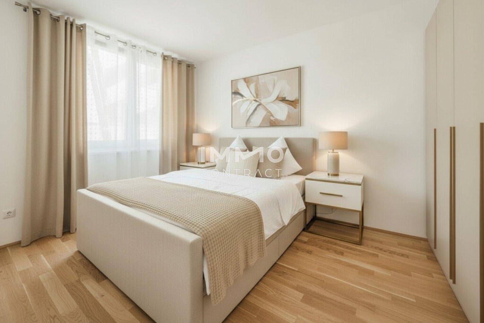 Gemütliches Schlafzimmer mit Holzboden, großem Bett und neutraler Dekoration.