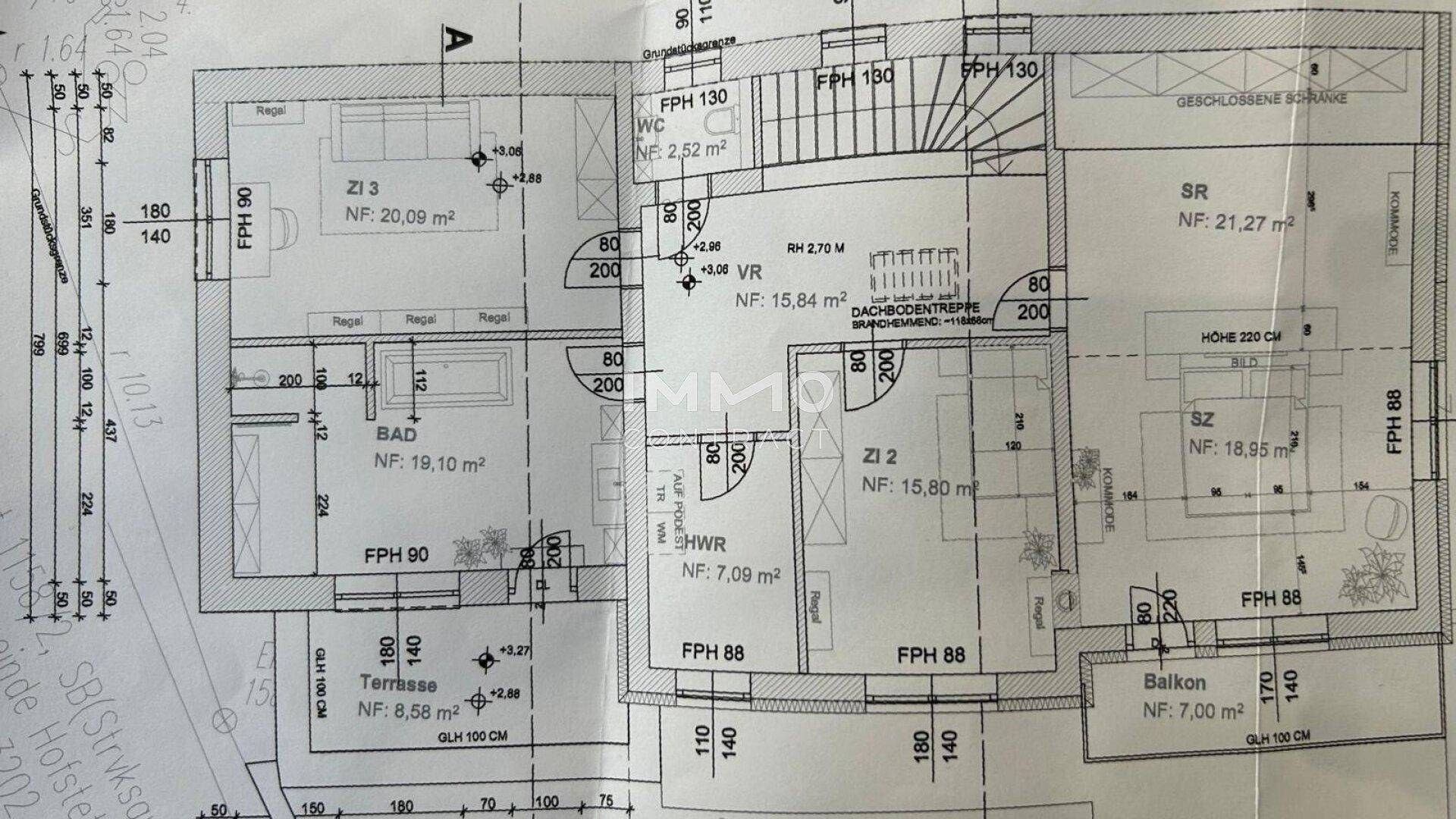 Grundriss des Obergeschosses mit Schlafzimmern, Bad, Balkon und Abstellraum.