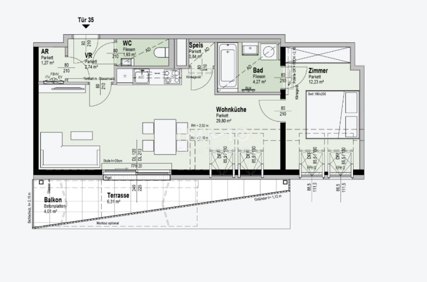 Grundriss der Wohnung mit offenem Wohnbereich, Balkon, Terrasse und separatem WC.