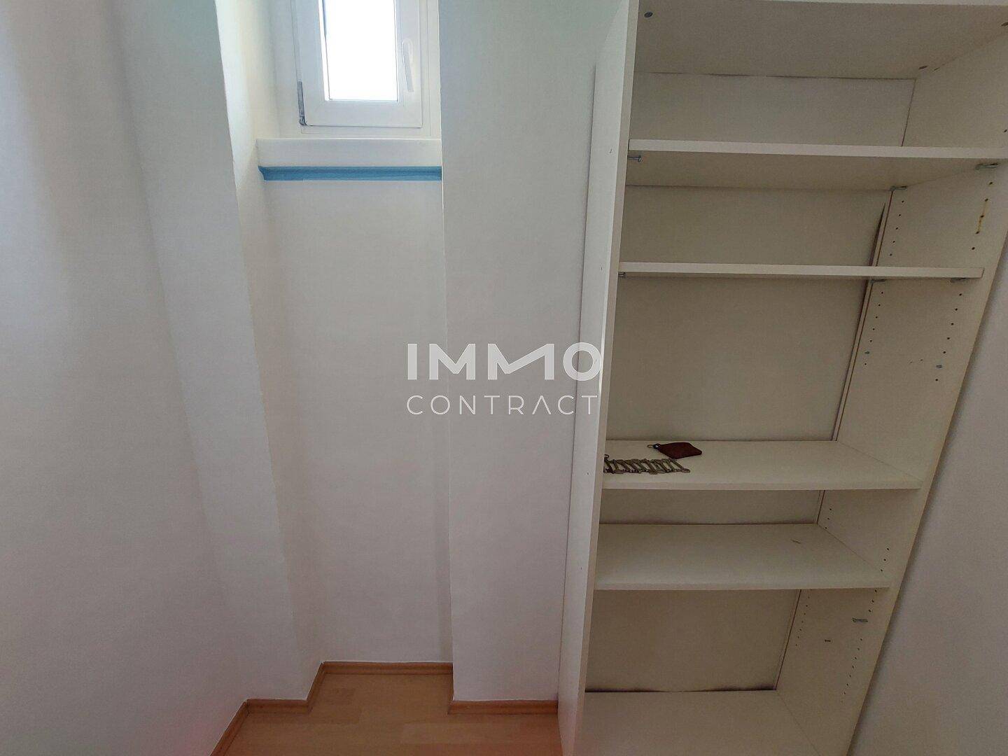 Praktischer Abstellraum mit Regalen und Fenster für Tageslicht.