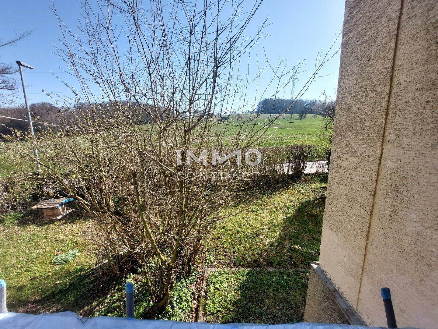 Weitläufiger Blick auf die grüne Landschaft und den Himmel.