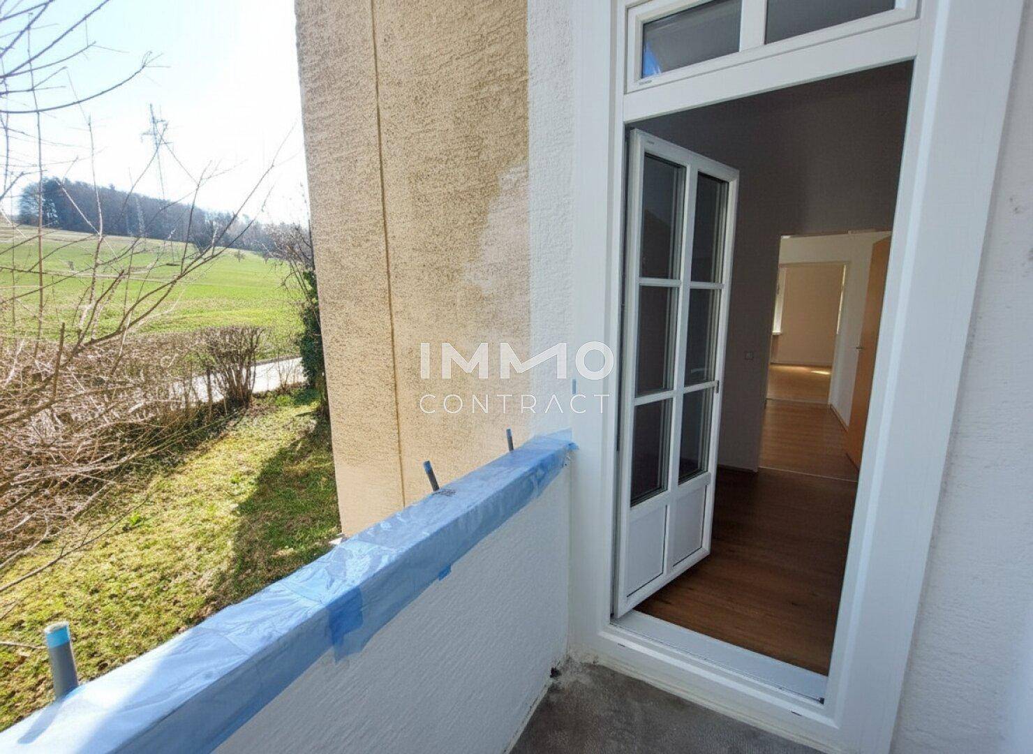 Balkon mit freiem Blick auf die umliegende Landschaft und viel Grün.