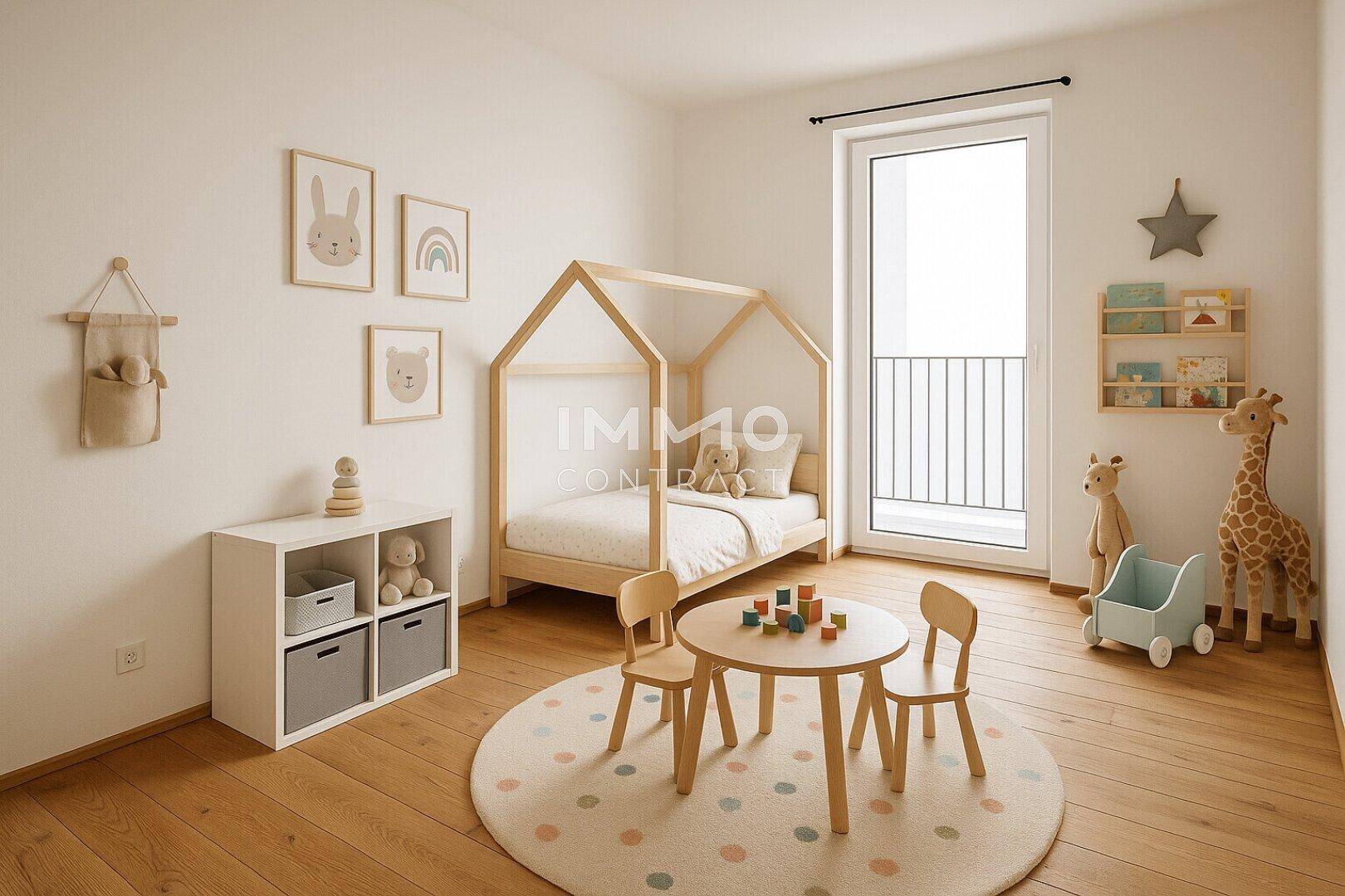 Freundliches Kinderzimmer mit Holzboden, Spielbereich und Zugang zu einem französischen Balkon.