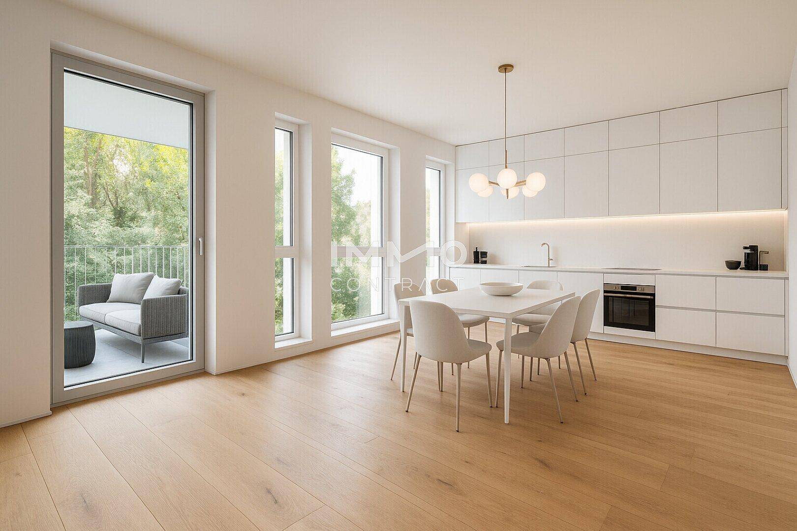 Offener Wohn- und Essbereich mit moderner Einbauküche, Holzboden und Zugang zum Balkon.