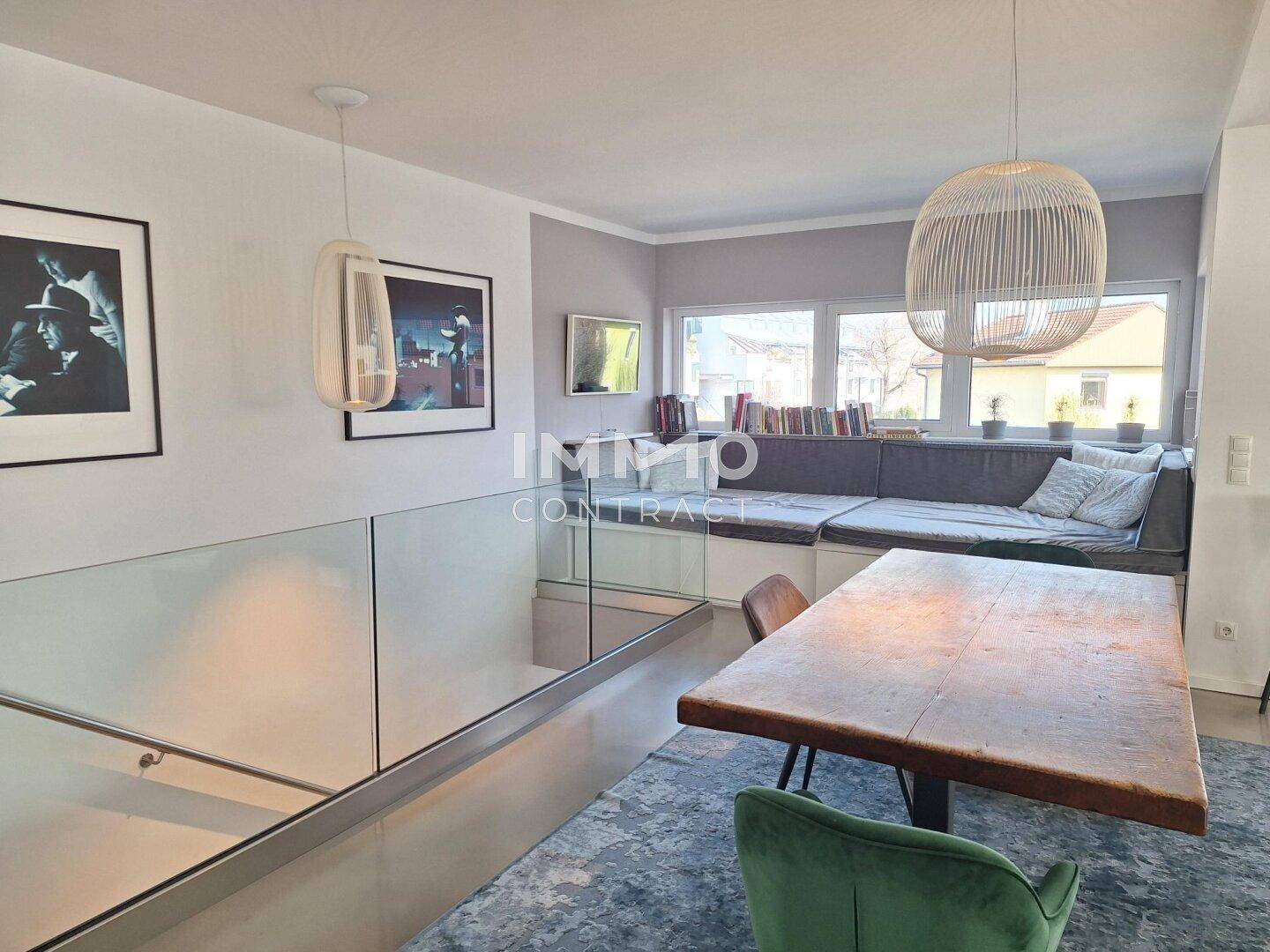Essbereich mit Holztisch, modernen Stühlen und integrierter Fensterbank-Sitzgelegenheit.