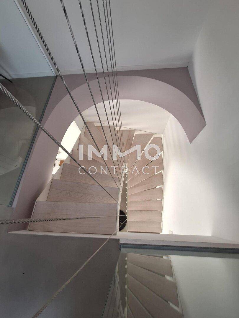 Blick von oben auf die moderne Wendeltreppe mit minimalistischem Design.