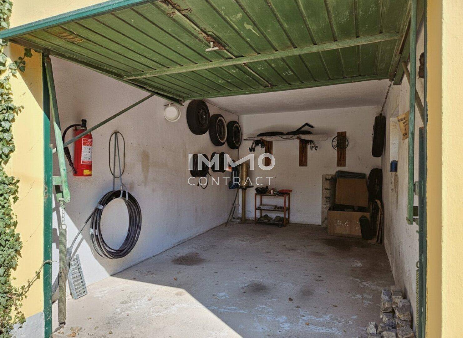 Innenansicht der Garage mit Stauraum und Werkzeugen, bereit zur Nutzung.