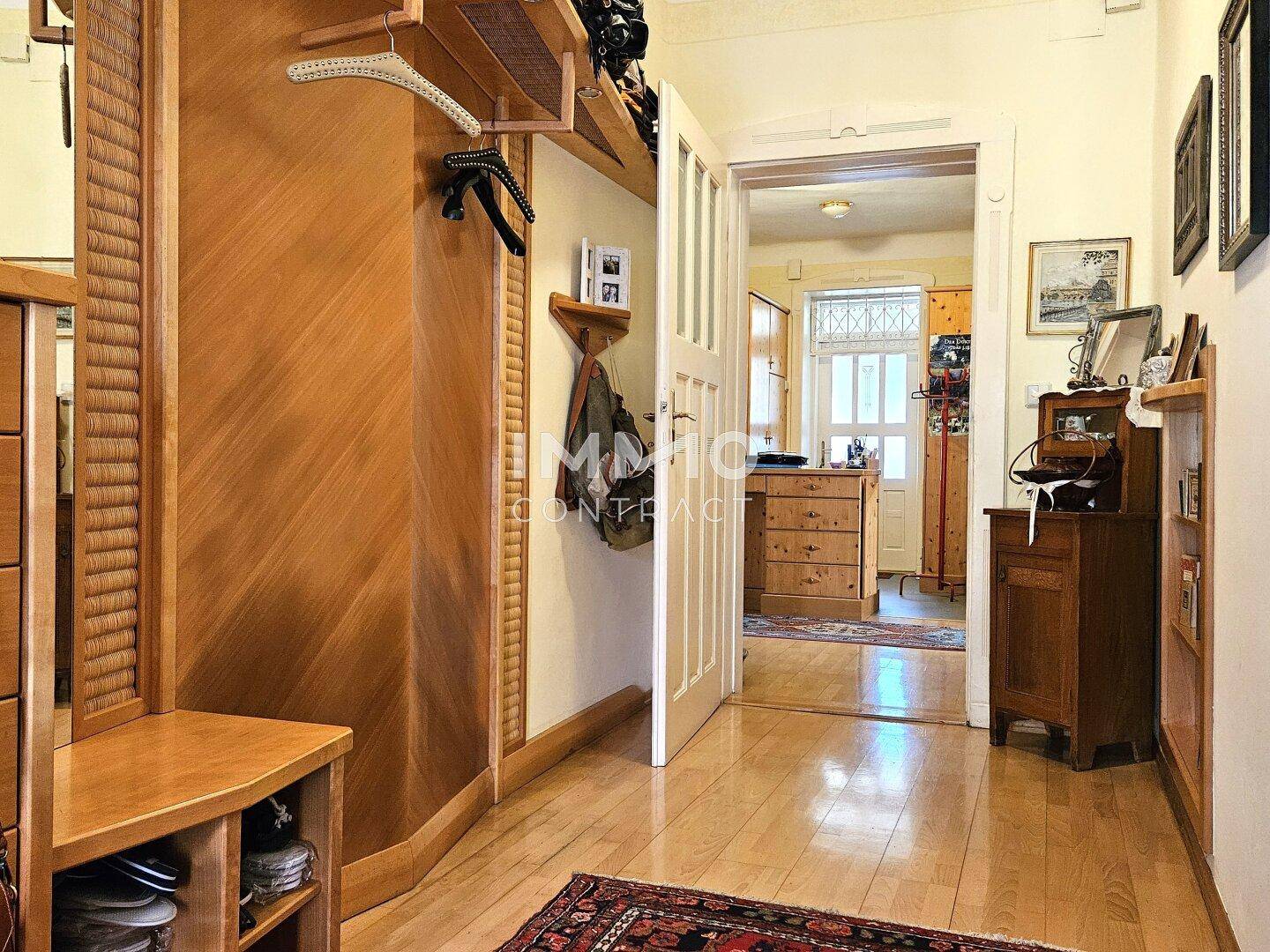 Geräumiger Flur mit Holzparkett, Garderobe und Zugang zu weiteren Räumen.