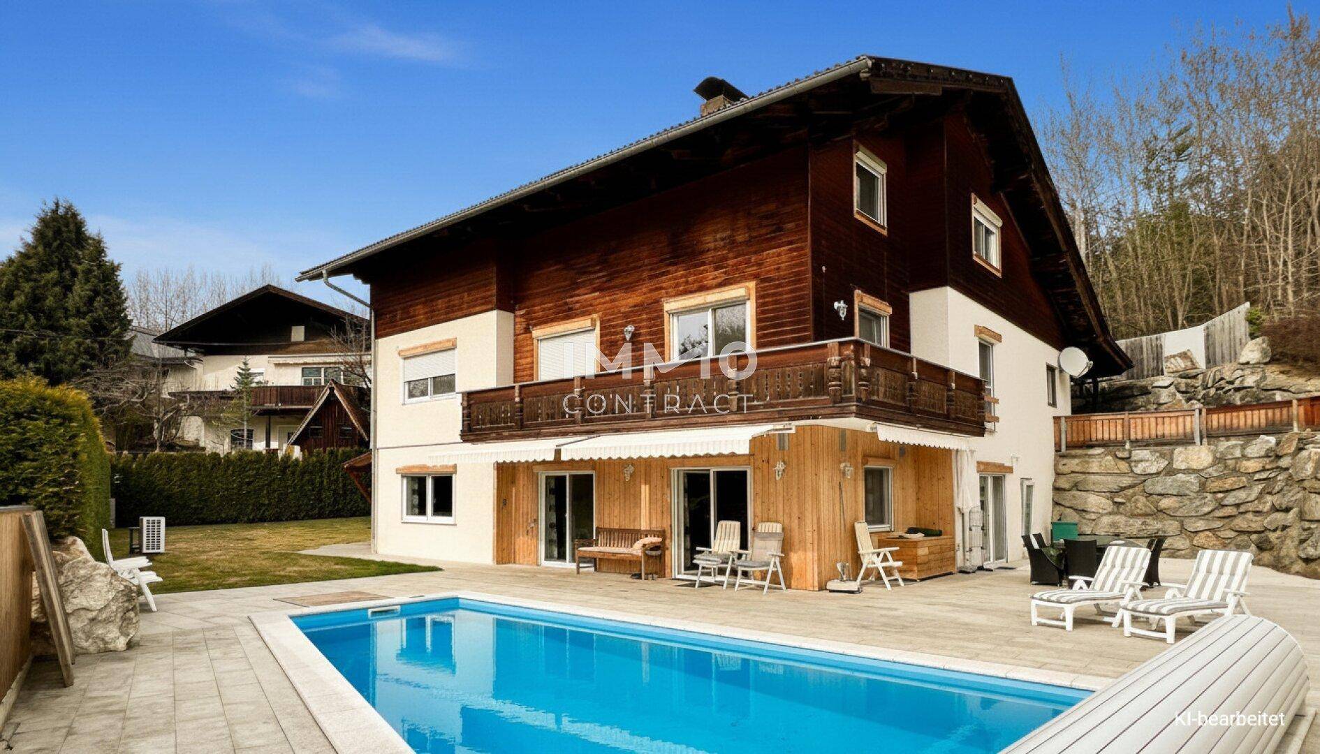 Großzügiges Einfamilienhaus mit Außenpool, Holzfassade und sonniger Terrasse.