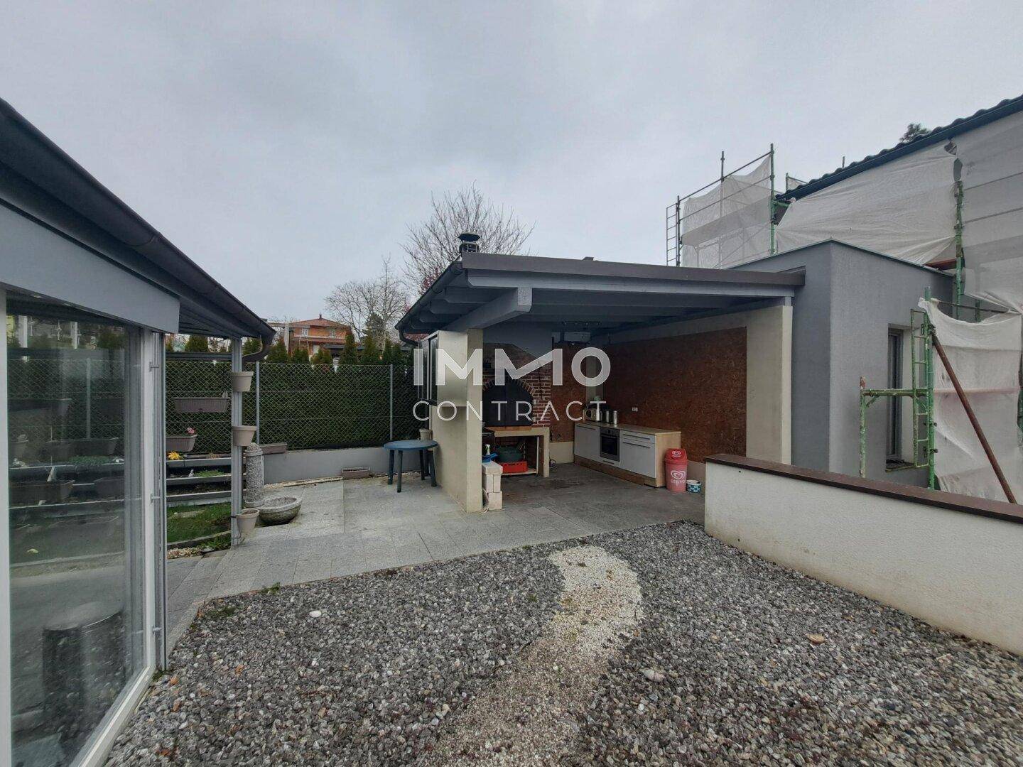 Gartenbereich mit überdachtem Grillplatz und Außenküche, ideal für gesellige Abende.