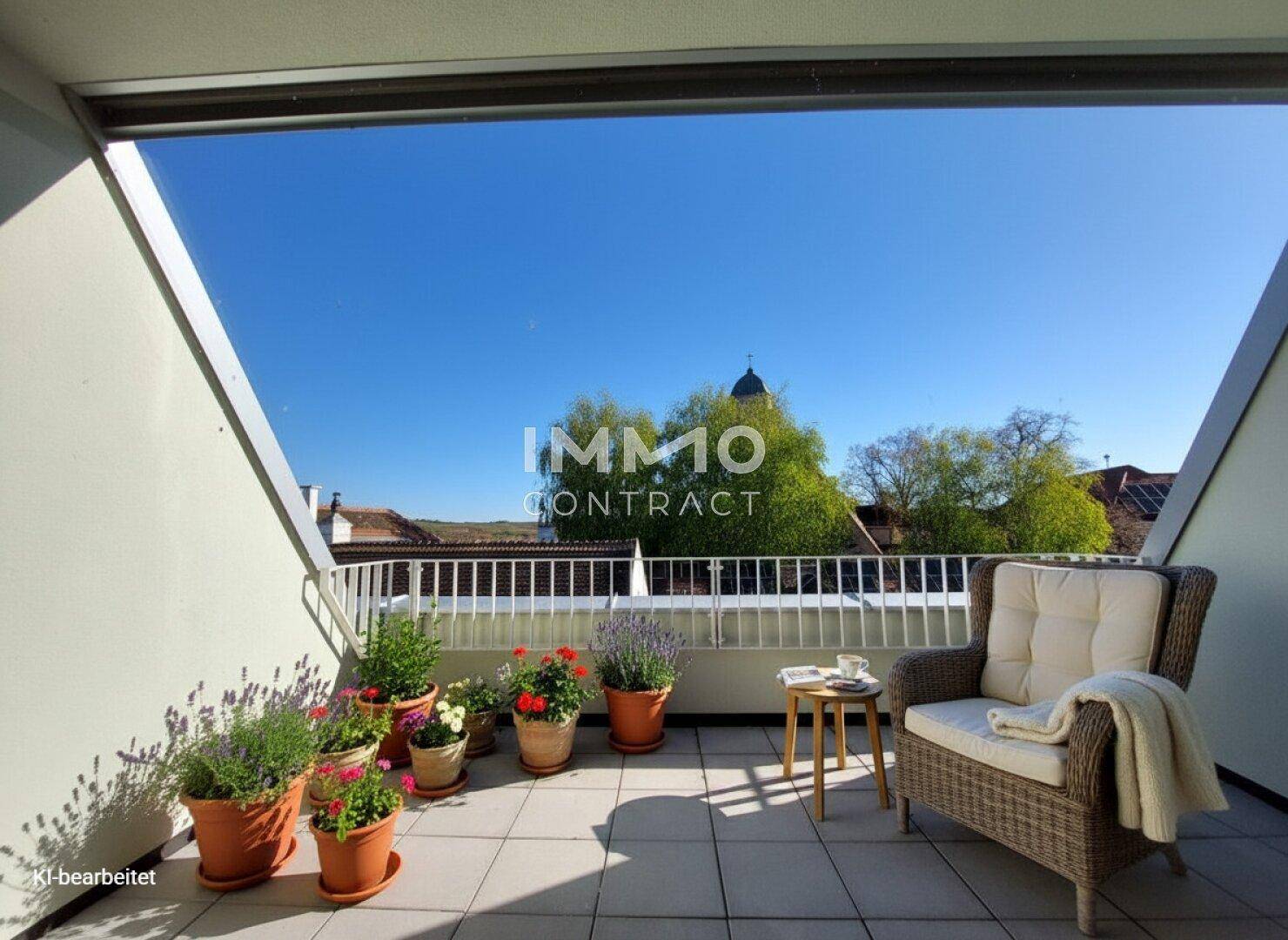 Gemütlicher Balkon mit Korbsessel und Blumentöpfen, ideal zum Entspannen im Freien.