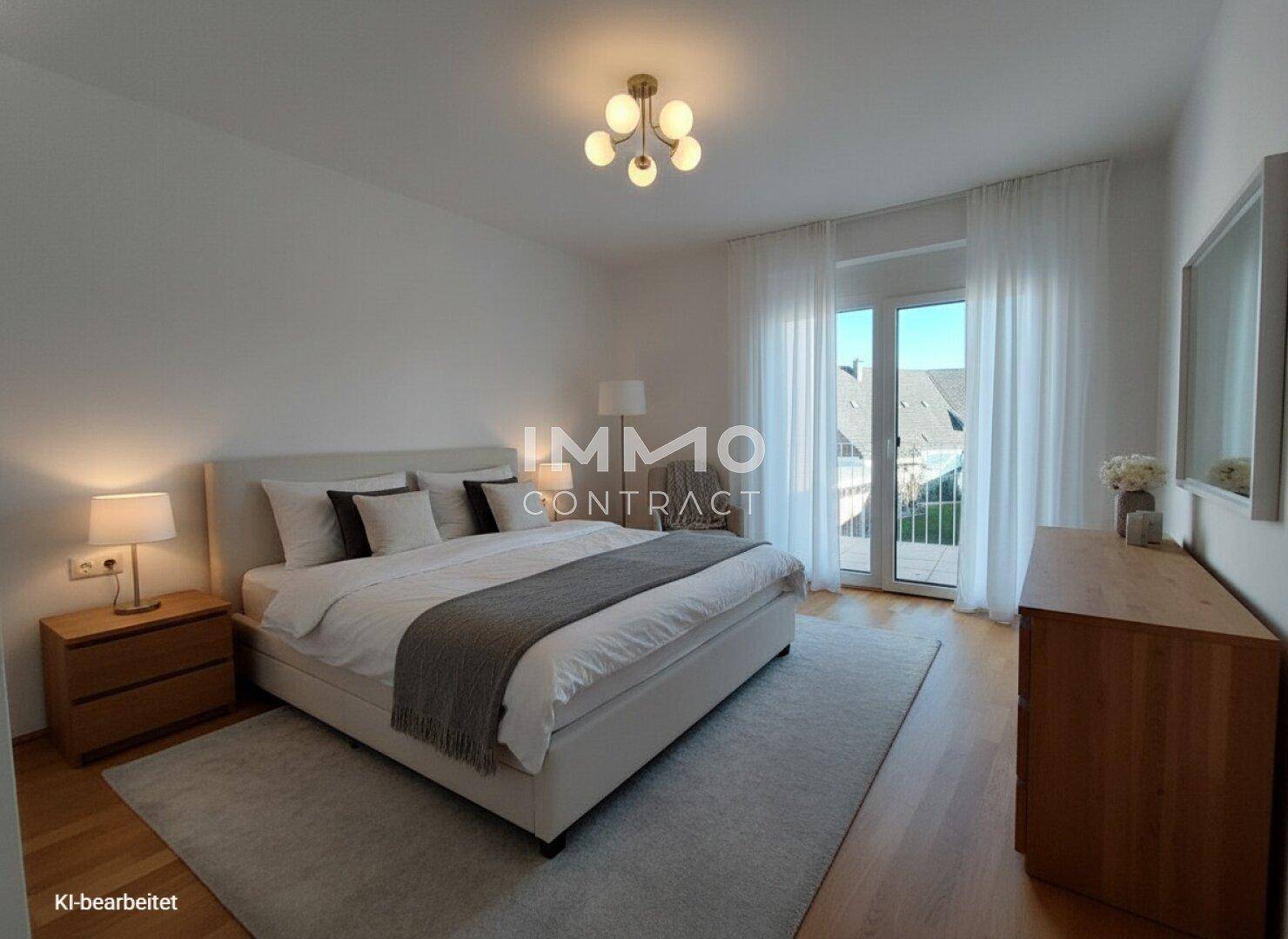Helles Schlafzimmer mit Doppelbett, Holzmöbeln und Zugang zu einem Balkon.