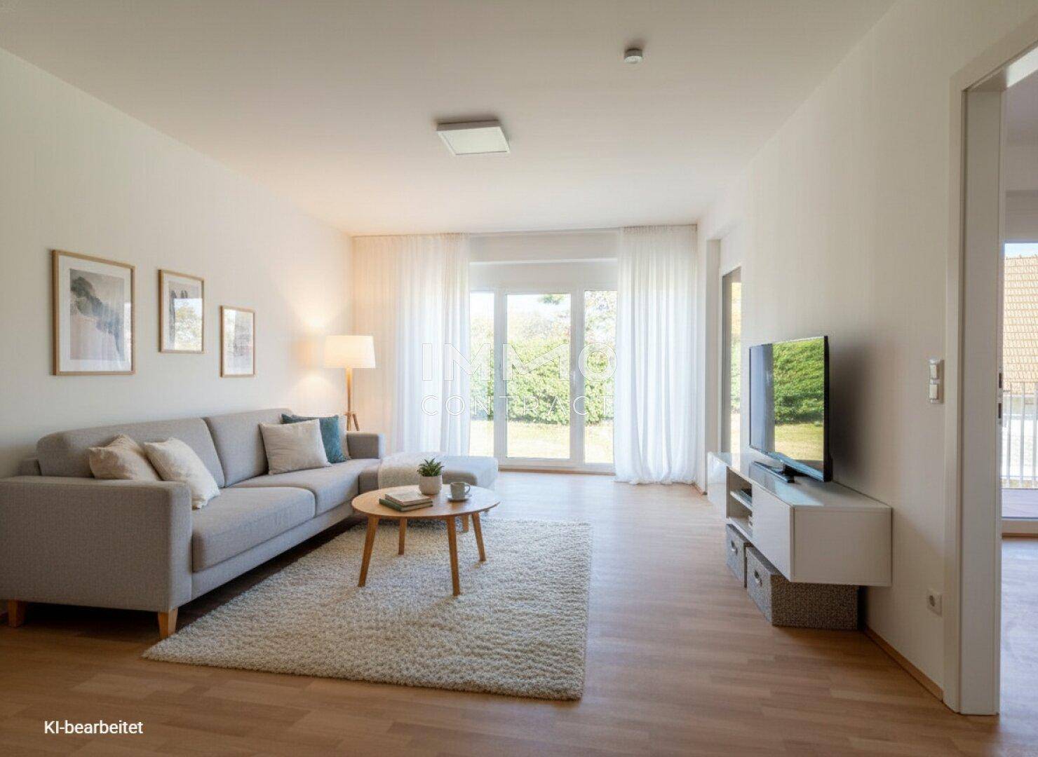 Geräumiges Wohnzimmer mit bequemer Couch, Parkettboden und direktem Gartenzugang.