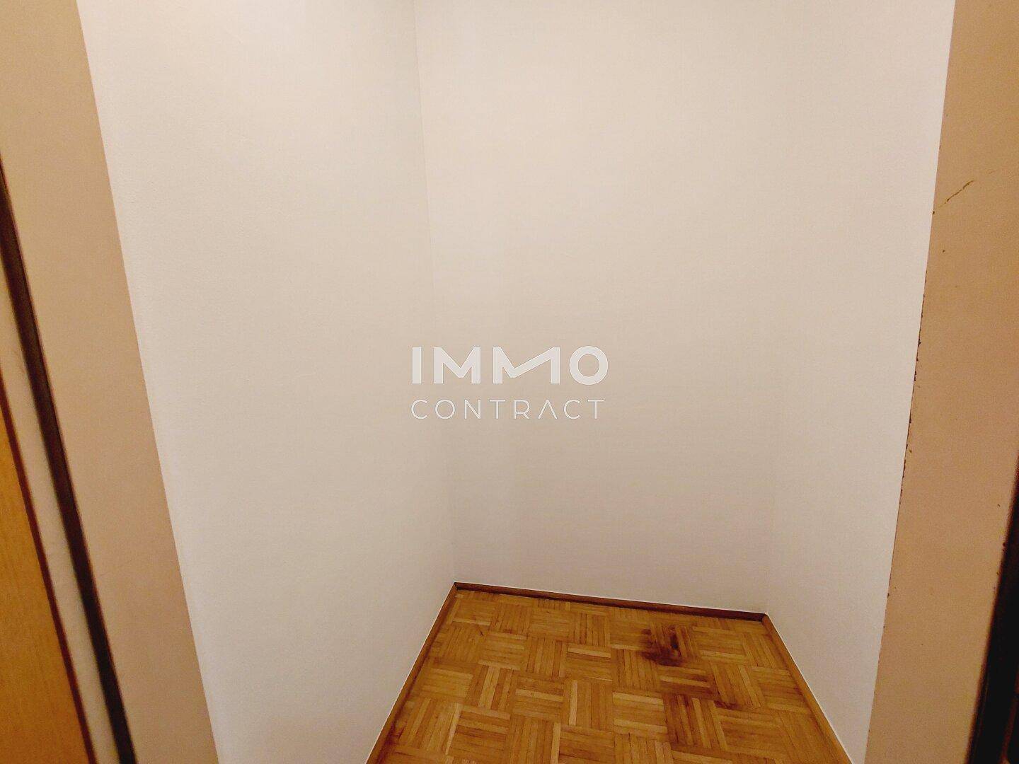 Kleiner, leerer Raum mit Parkettboden, möglicherweise als Abstellraum nutzbar.