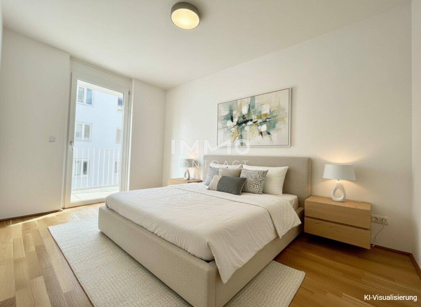 Helles Schlafzimmer mit Holzboden, Doppelbett und Zugang zu einem französischen Balkon.