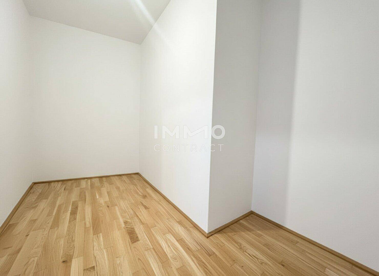 Kleiner, heller Raum mit Eichenparkettboden, ideal als Abstellraum oder begehbarer Kleiderschrank.