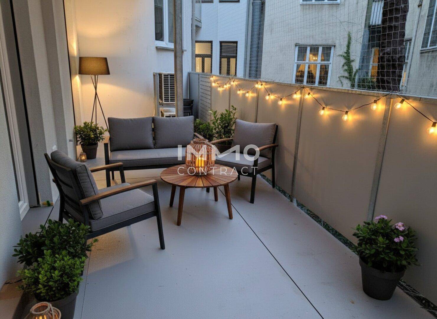 Gemütlicher Balkon mit modernen Gartenmöbeln, stimmungsvoller Beleuchtung und Sichtschutz.