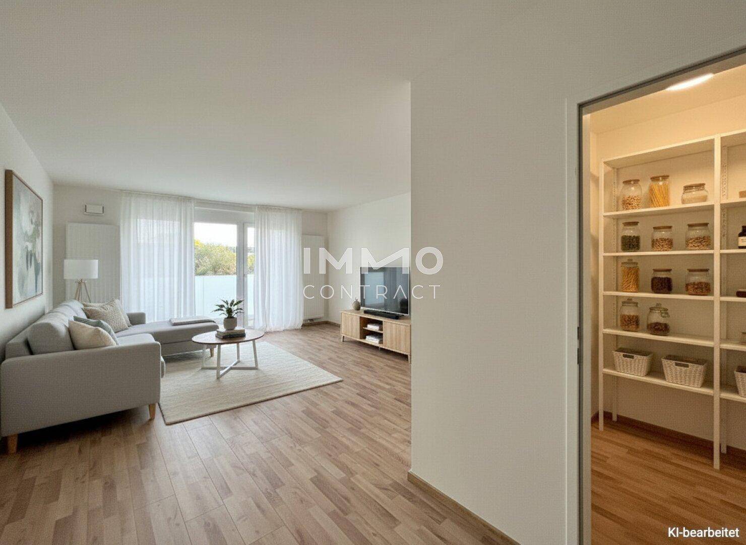 Gemütliches Wohnzimmer mit Sofa, Fernseher und angrenzender, gut organisierter Speisekammer.