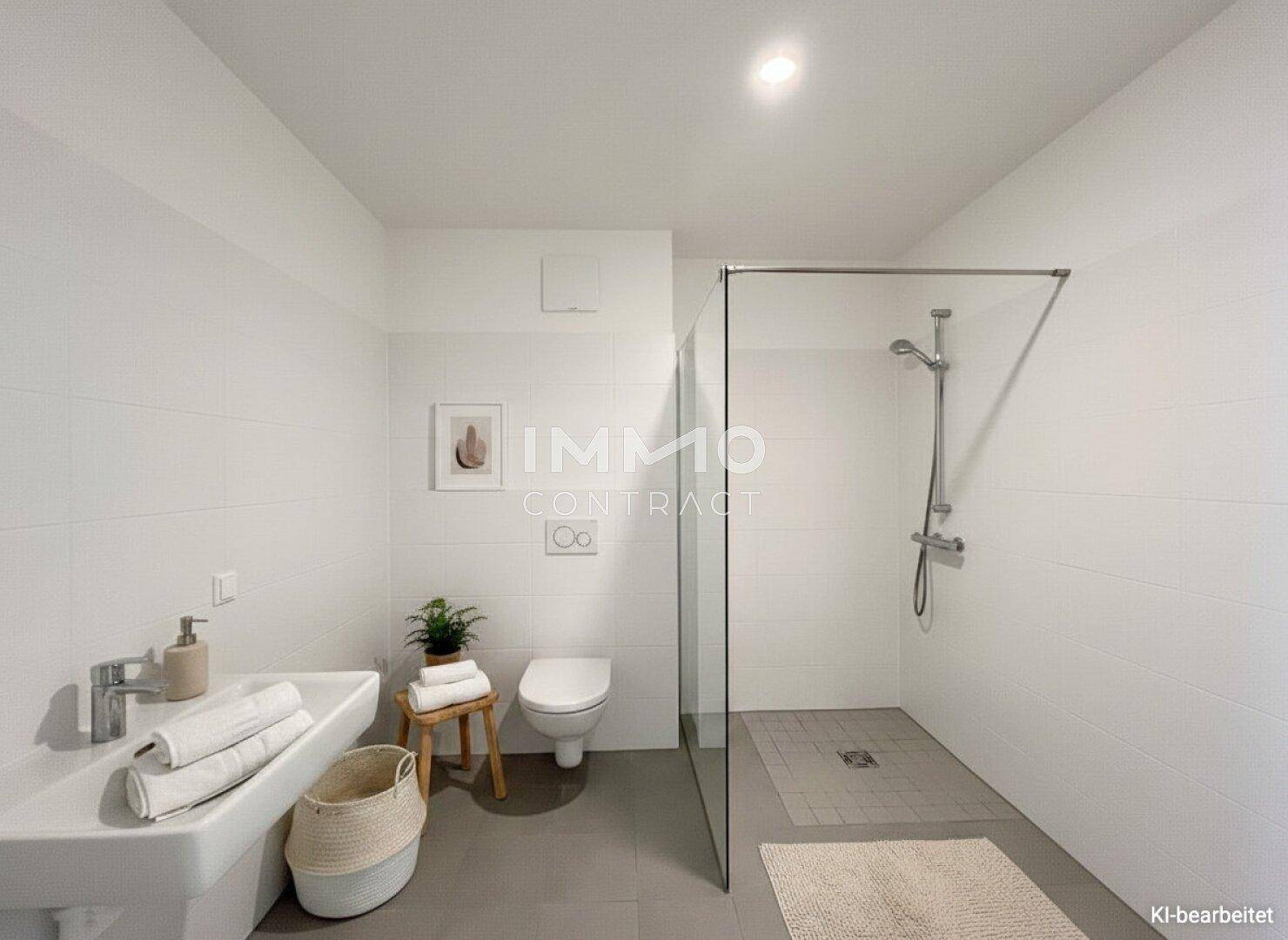 Modernes Badezimmer mit ebenerdiger Dusche, Wand-WC und minimalistischem Design in Weiß und Grau.