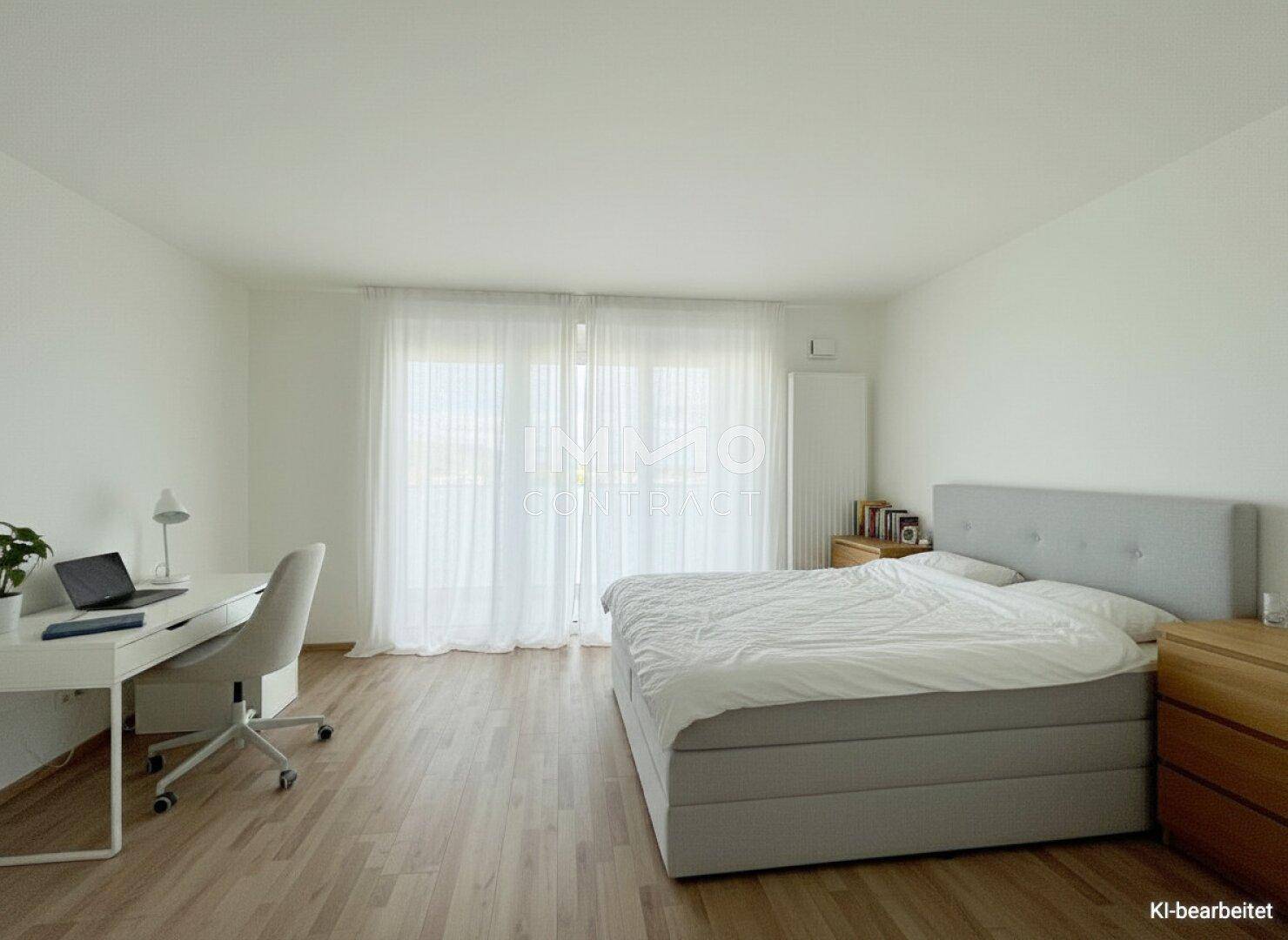 Geräumiges Schlafzimmer mit Doppelbett, Schreibtisch und großen Fenstern für viel Tageslicht.