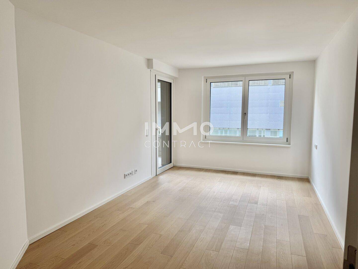Helles Zimmer mit Parkettboden und Fenster, ideal als Schlaf- oder Arbeitszimmer.