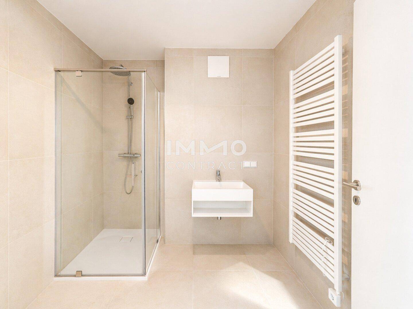 Modernes Badezimmer mit begehbarer Dusche, Wandwaschbecken und beheiztem Handtuchhalter.