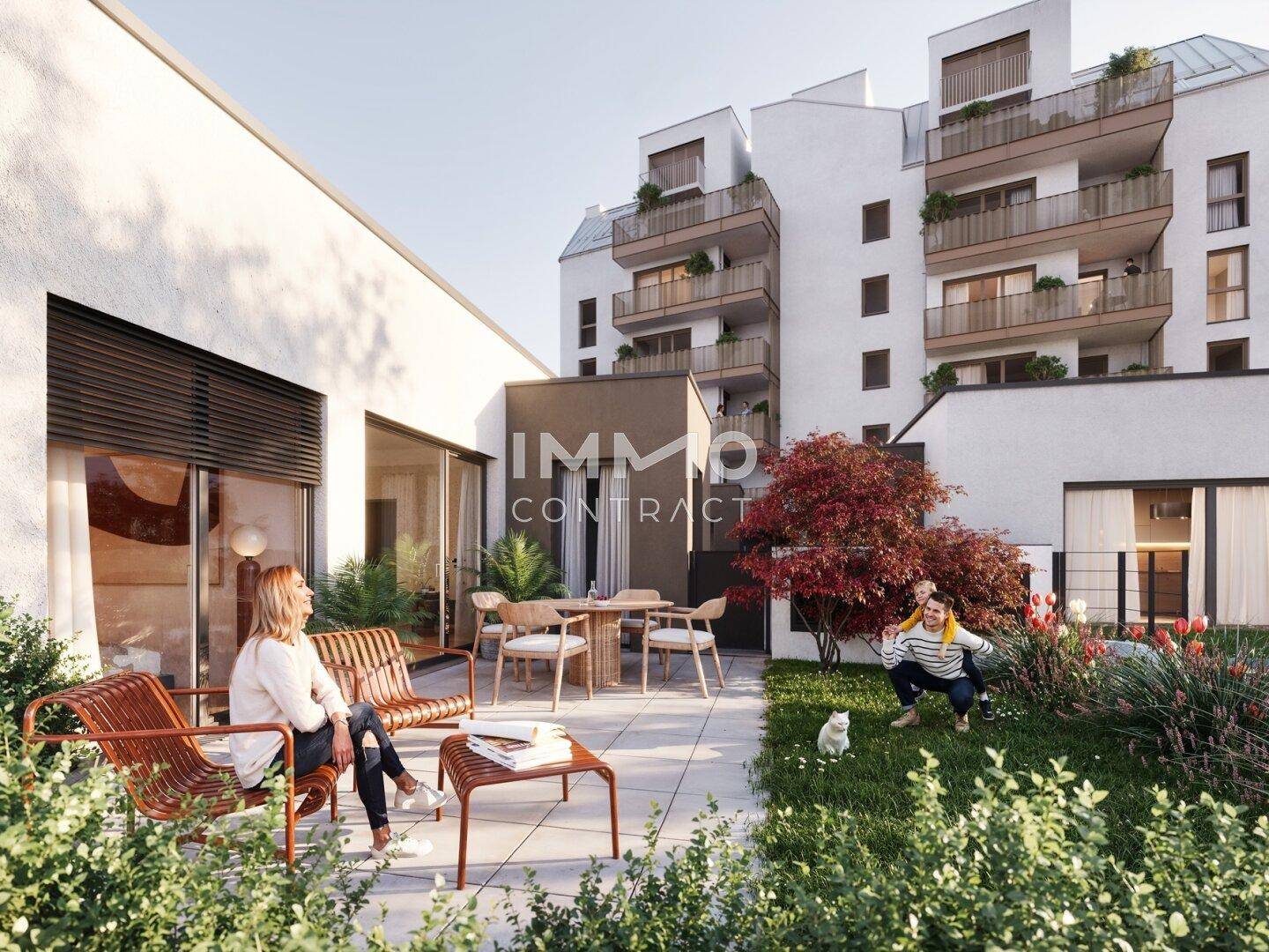 Sonnige Terrasse mit modernen Sitzgelegenheiten und angrenzendem, bepflanztem Gartenbereich.