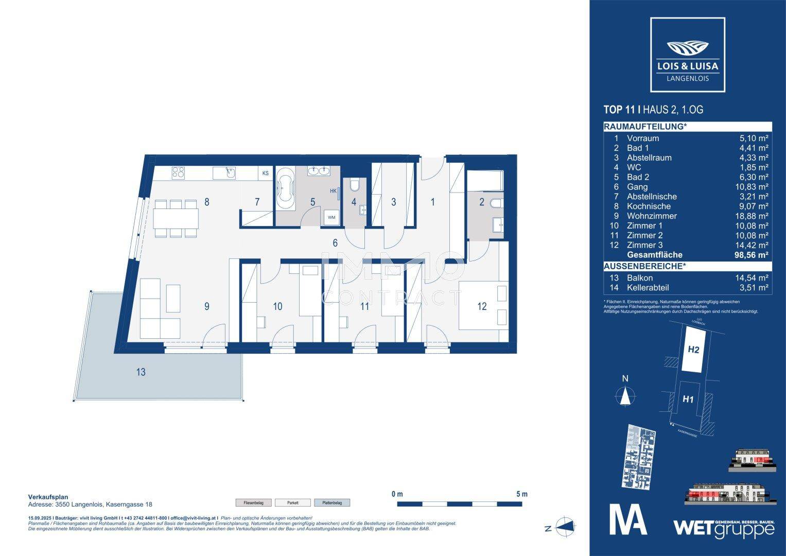 Grundriss einer Wohnung mit offenem Wohnbereich, drei Schlafzimmern und Balkon.