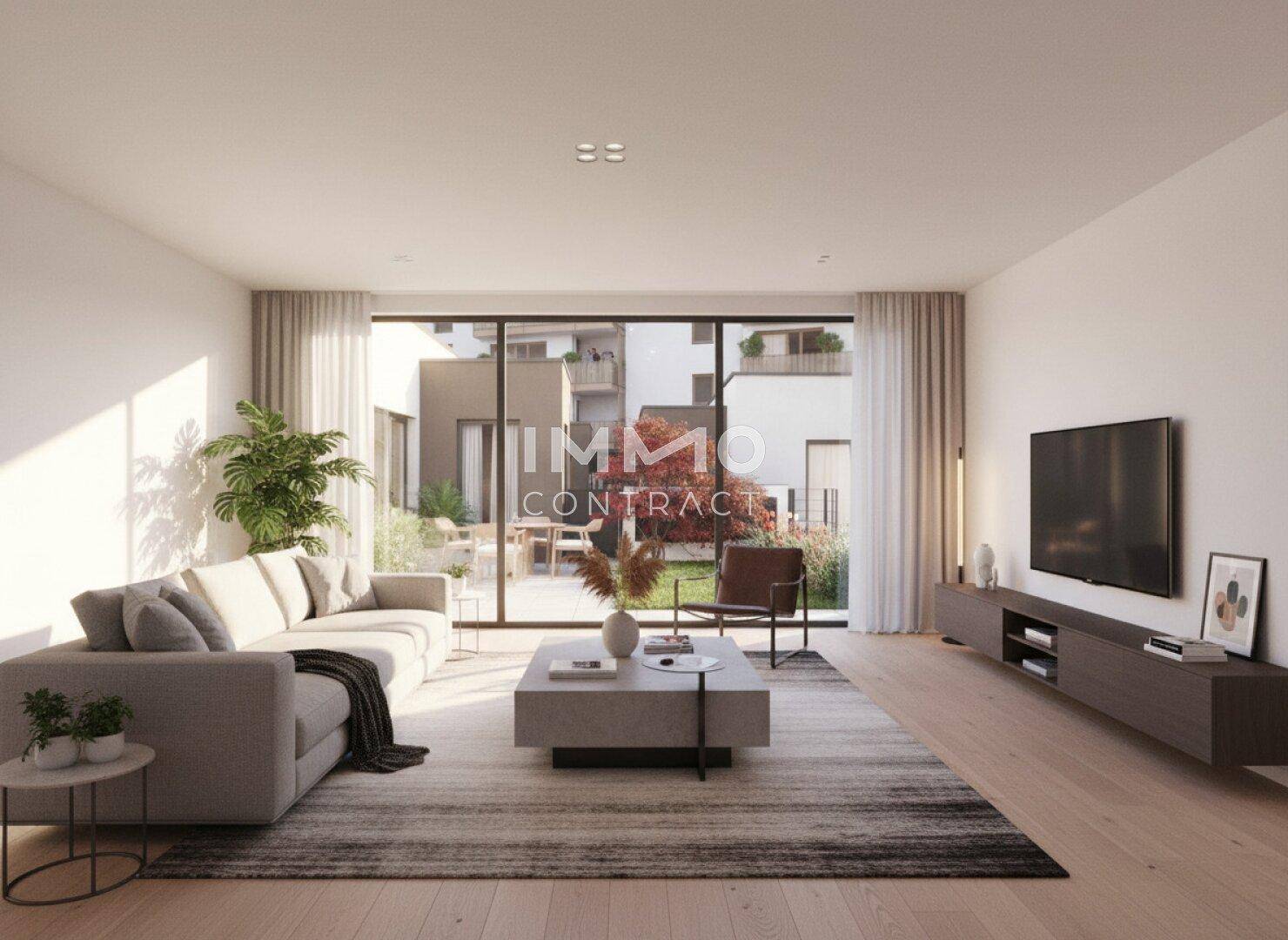 Geräumiges Wohnzimmer mit großen Fenstern, Holzboden und Zugang zu einer Außenterrasse.
