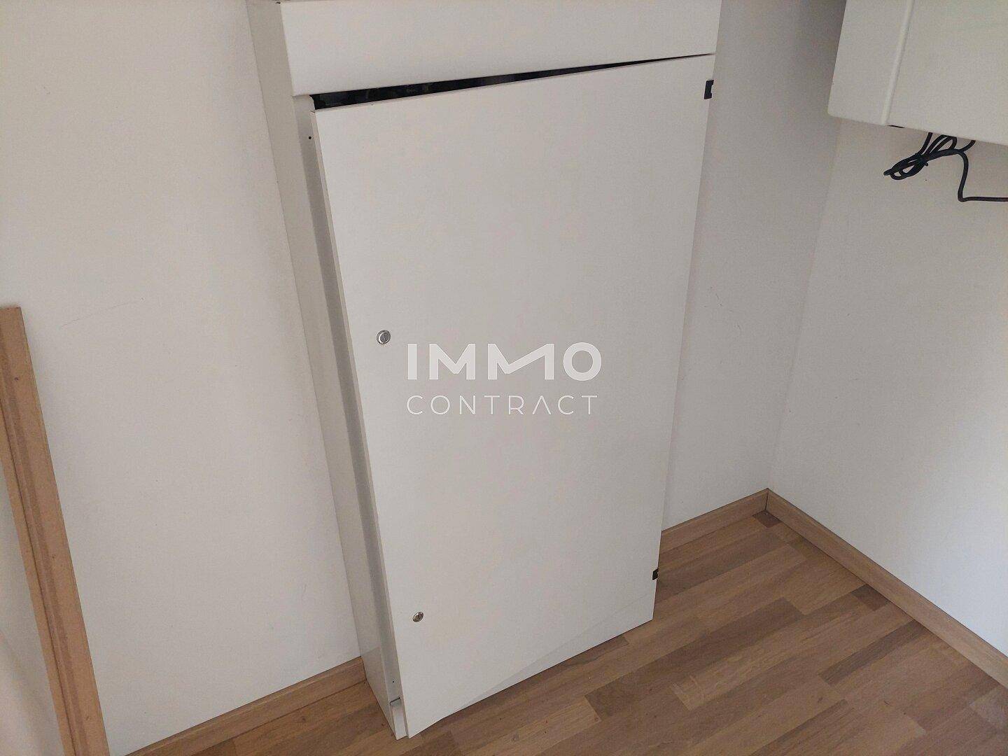 Kleiner Abstellraum oder Technikschrank mit weißer Tür und Parkettboden.