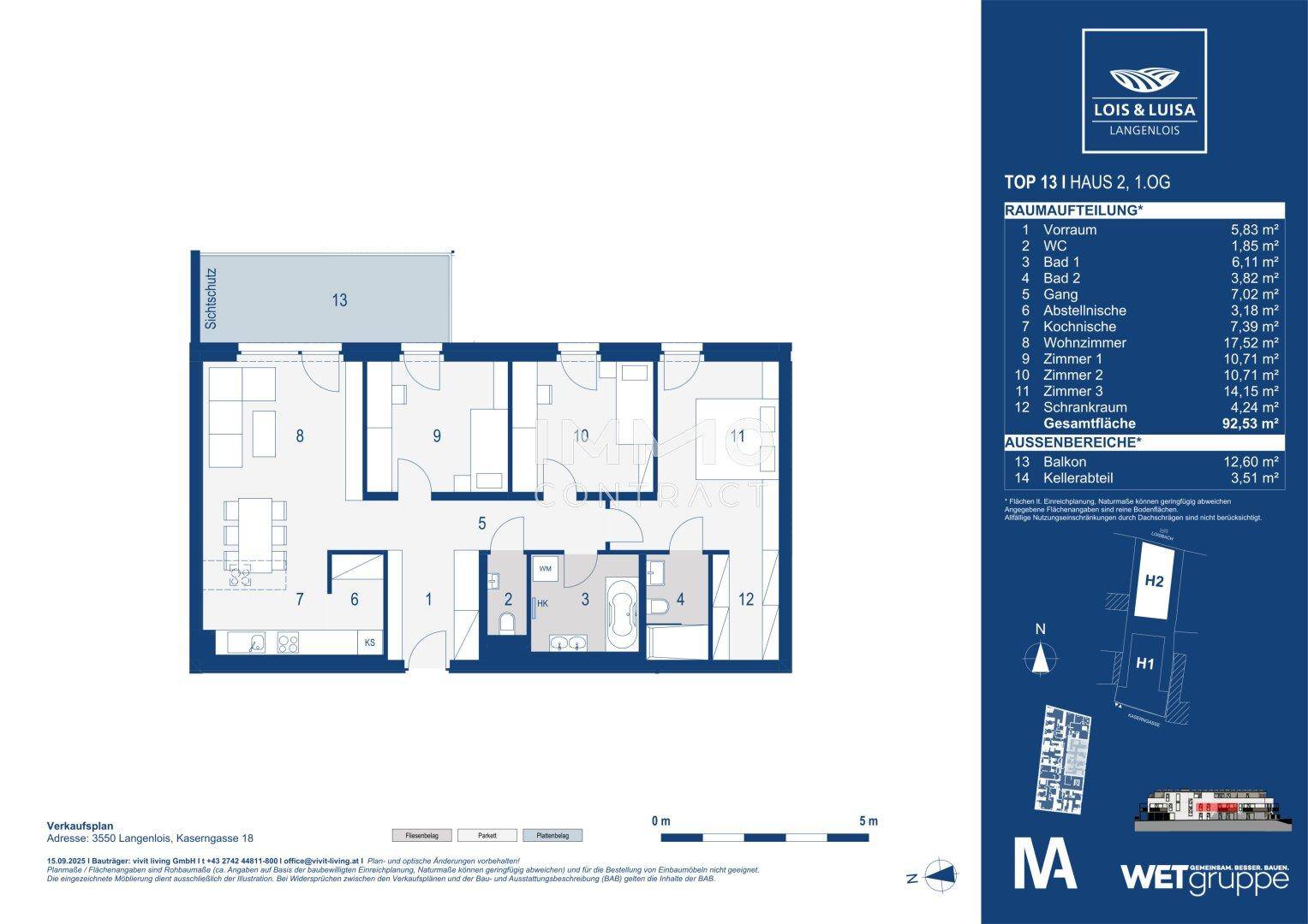 Detaillierter Grundriss einer Wohnung mit drei Schlafzimmern, offenem Wohnbereich und Balkon.