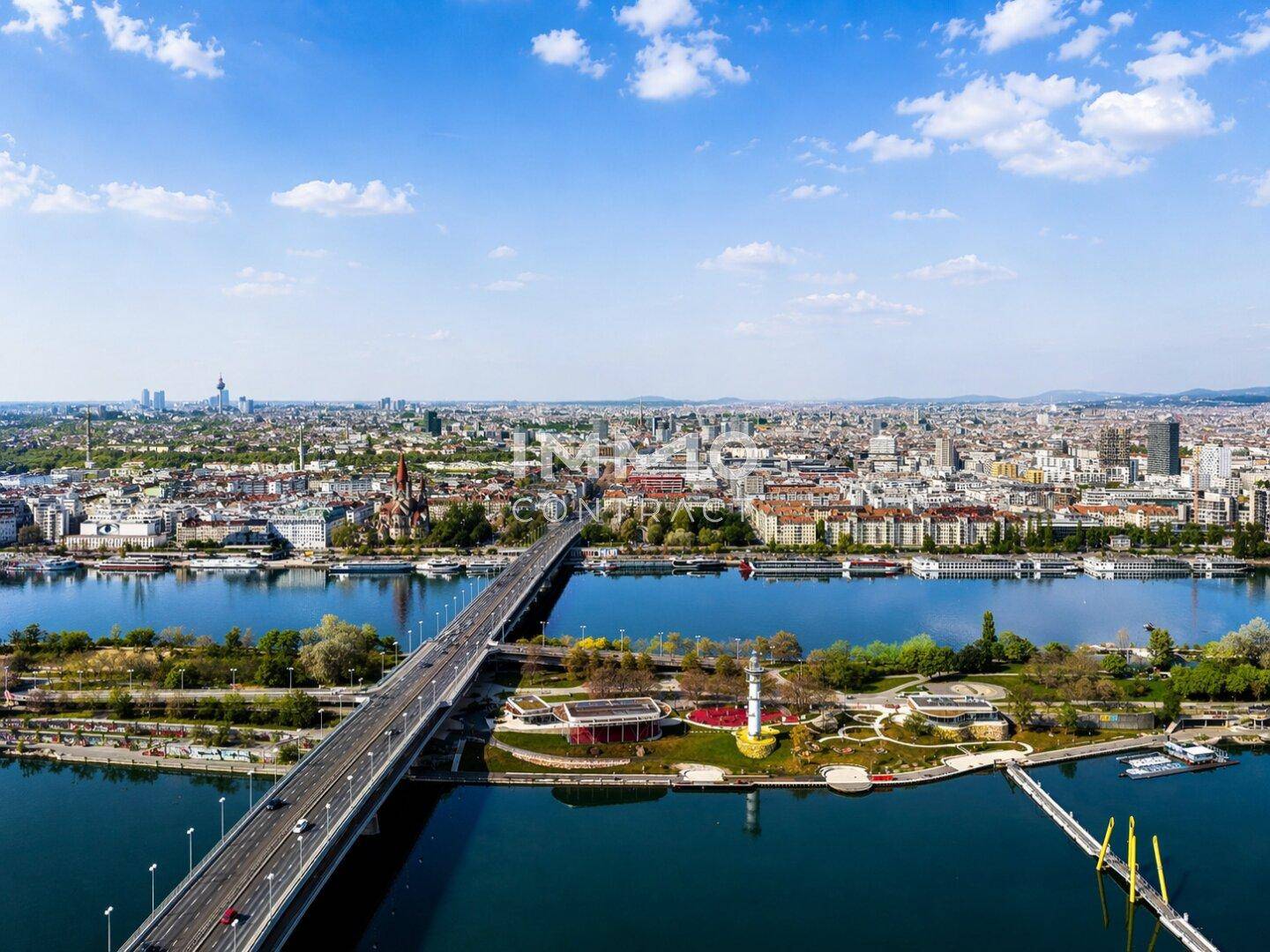 Panoramablick aus der Vogelperspektive auf die Stadt, den Fluss und die umliegende Landschaft.