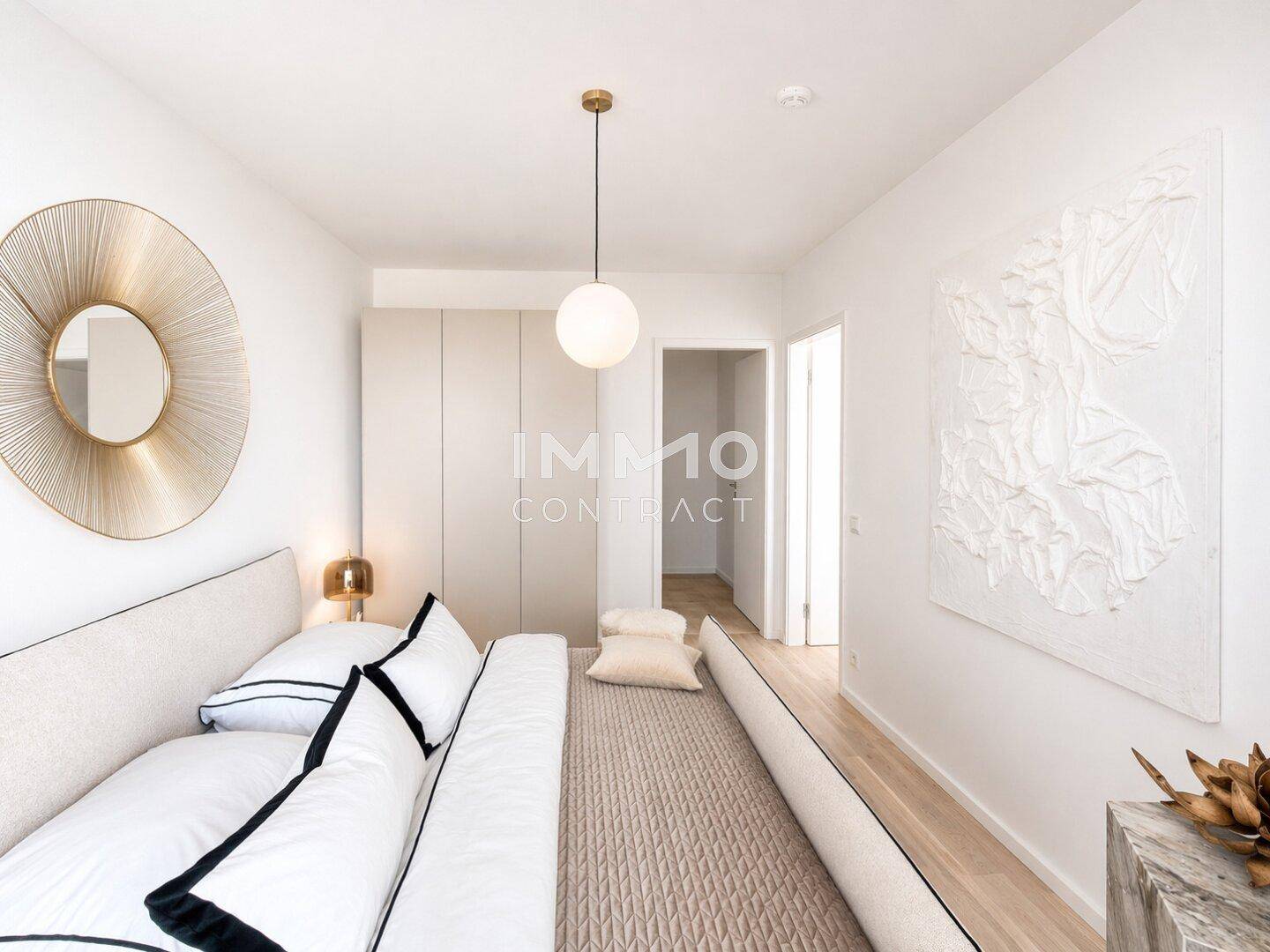 Helles Schlafzimmer mit Einbauschränken, Holzboden und stilvoller Dekoration.