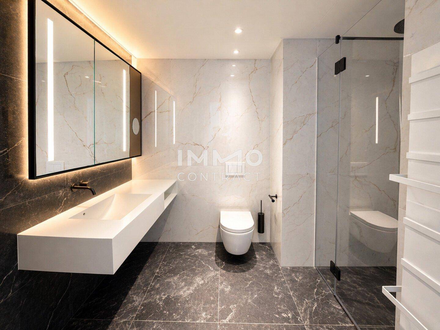 Elegantes Badezimmer mit großformatigen Marmorfliesen, moderner Dusche und schwebendem Waschtisch.