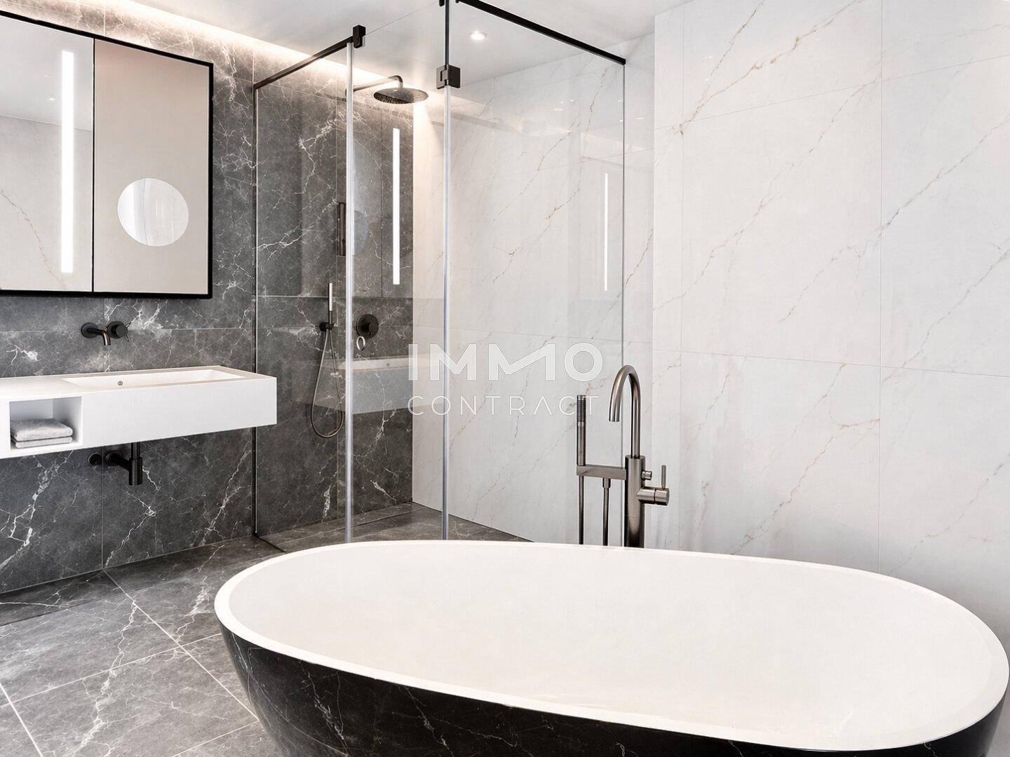 Elegantes Badezimmer mit freistehender Badewanne, begehbarer Dusche und Marmorfliesen.