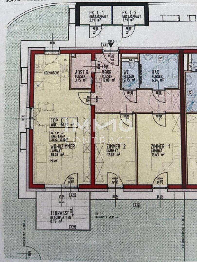 Grundriss der Wohnung mit offener Küche, Wohnzimmer, zwei Schlafzimmern, Bad, WC und Terrasse.