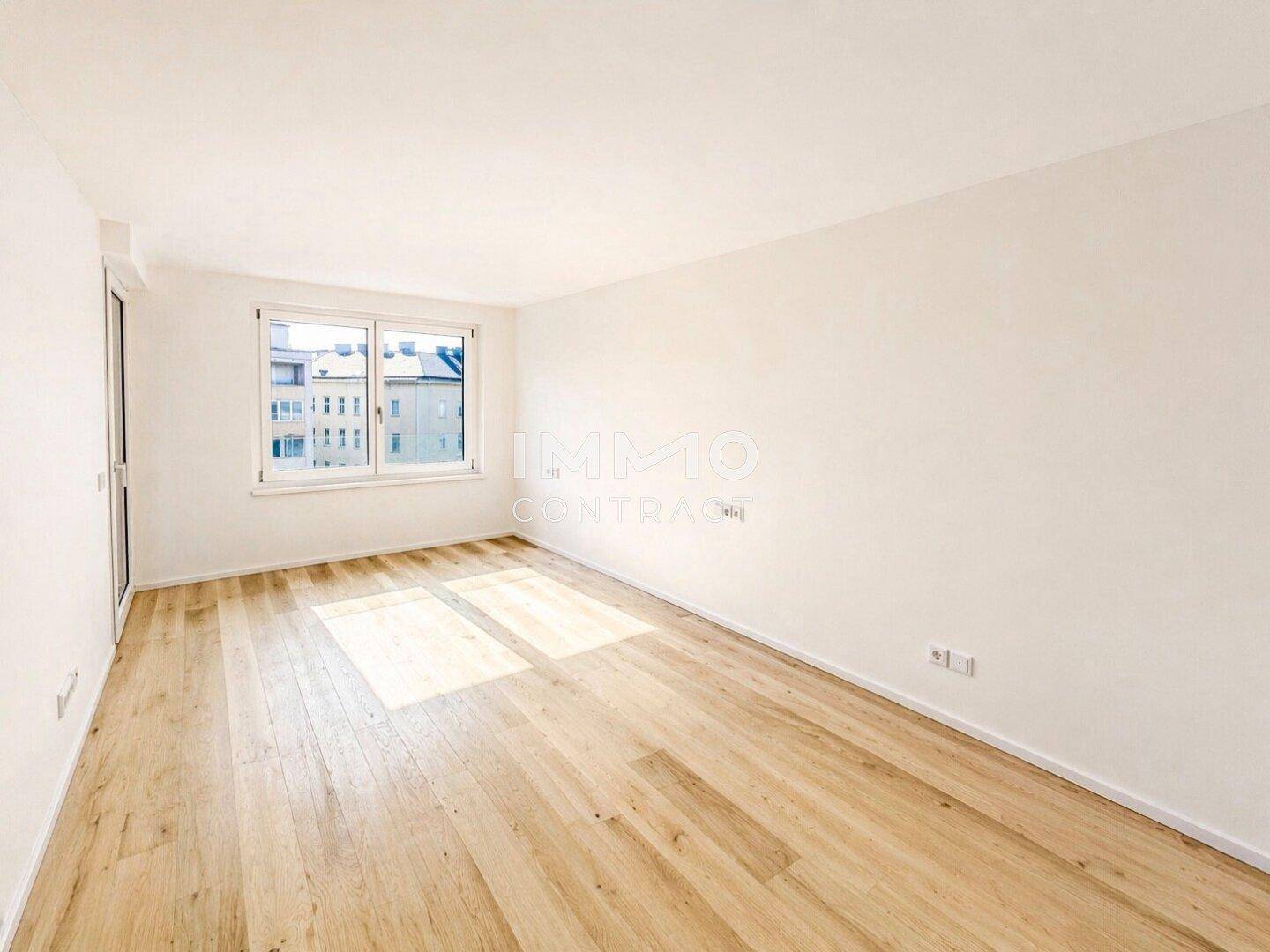 Ruhiges Schlafzimmer mit Parkettboden und Fenster, bietet viel Tageslicht und eine angenehme Atmosphäre.