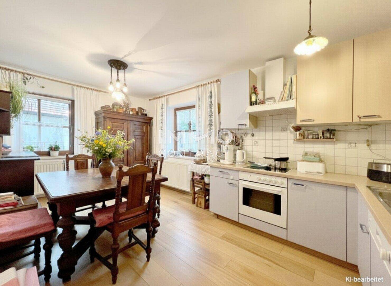Traditionelle Küche mit Essbereich, Holzschrank und weißen Fliesen an der Wand.