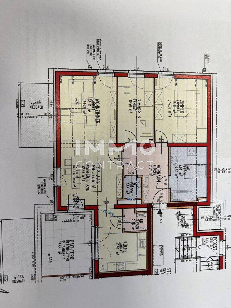 Detaillierter Grundriss der Wohnung mit Raumaufteilung, Dachterrasse und Balkon.