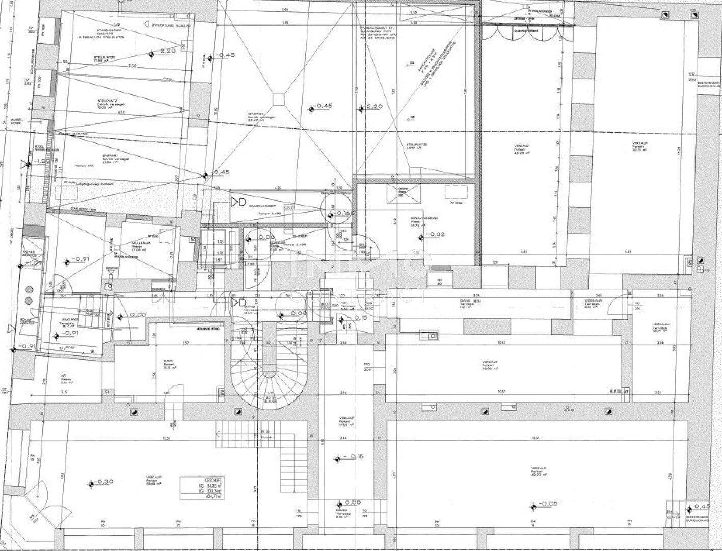 Detaillierter Grundriss des Erdgeschosses mit verschiedenen Räumen und einem Treppenhaus.