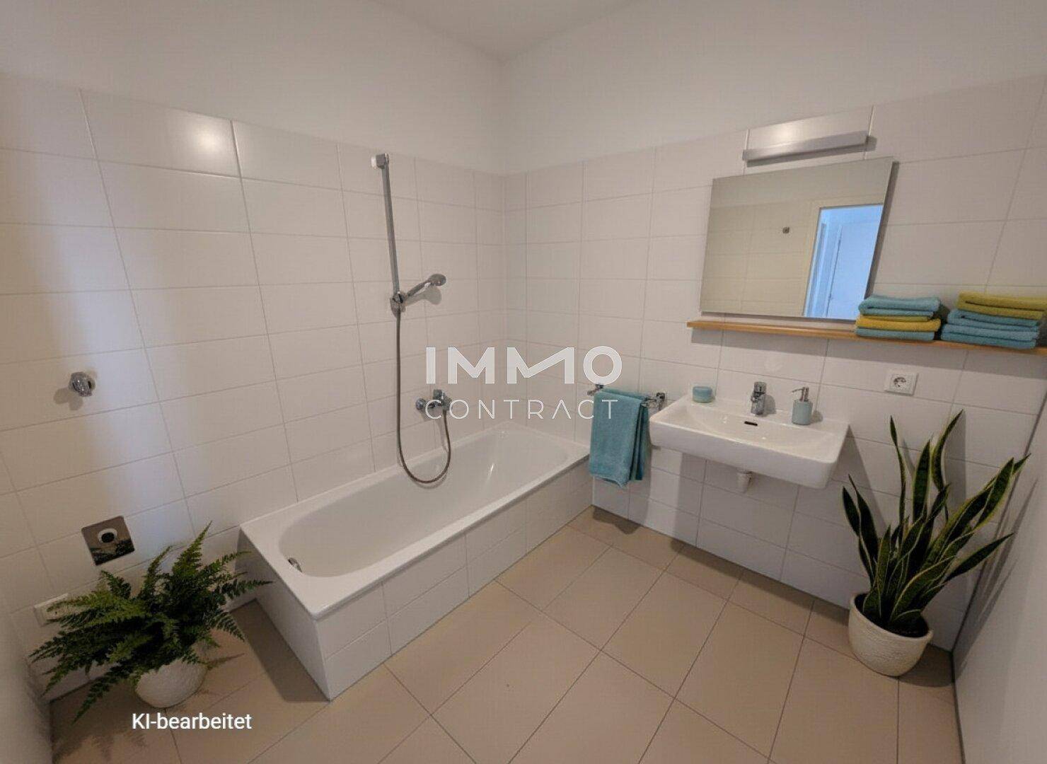 Helles Badezimmer mit Badewanne, Dusche und modernem Waschbecken.