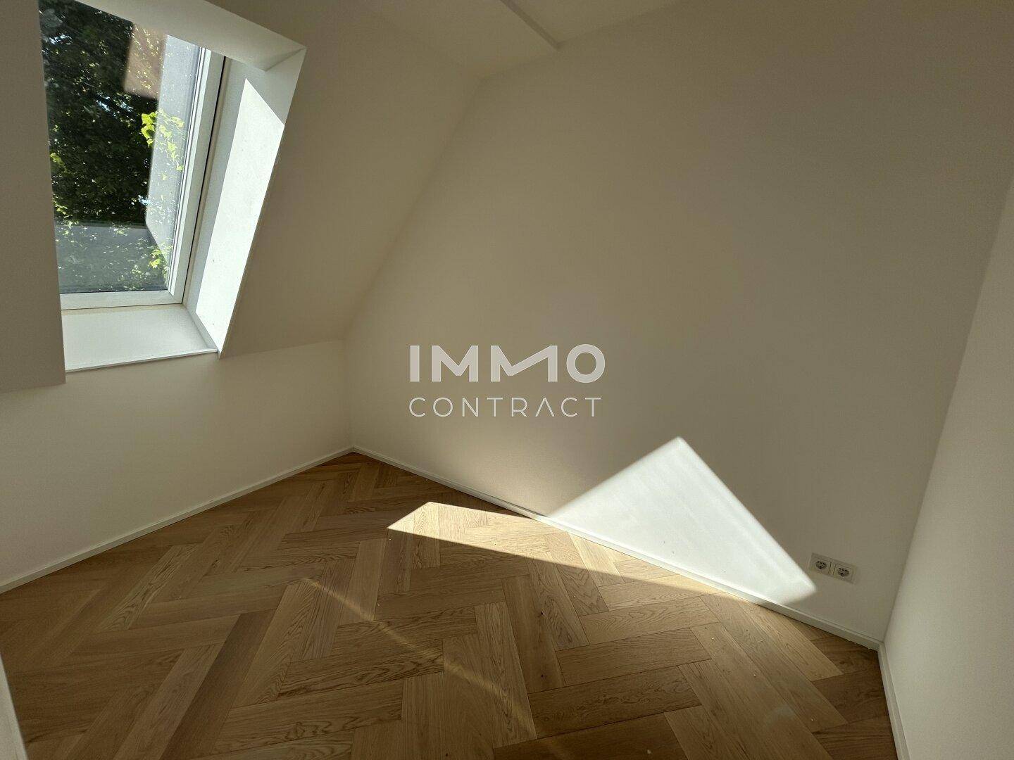 Kleiner, heller Raum im Dachgeschoss mit schrägen Wänden und einem Dachfenster.
