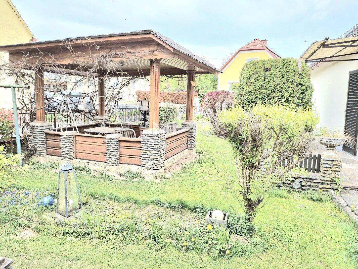 Weitläufiger Gartenbereich mit einem charmanten Pavillon und viel Grün.